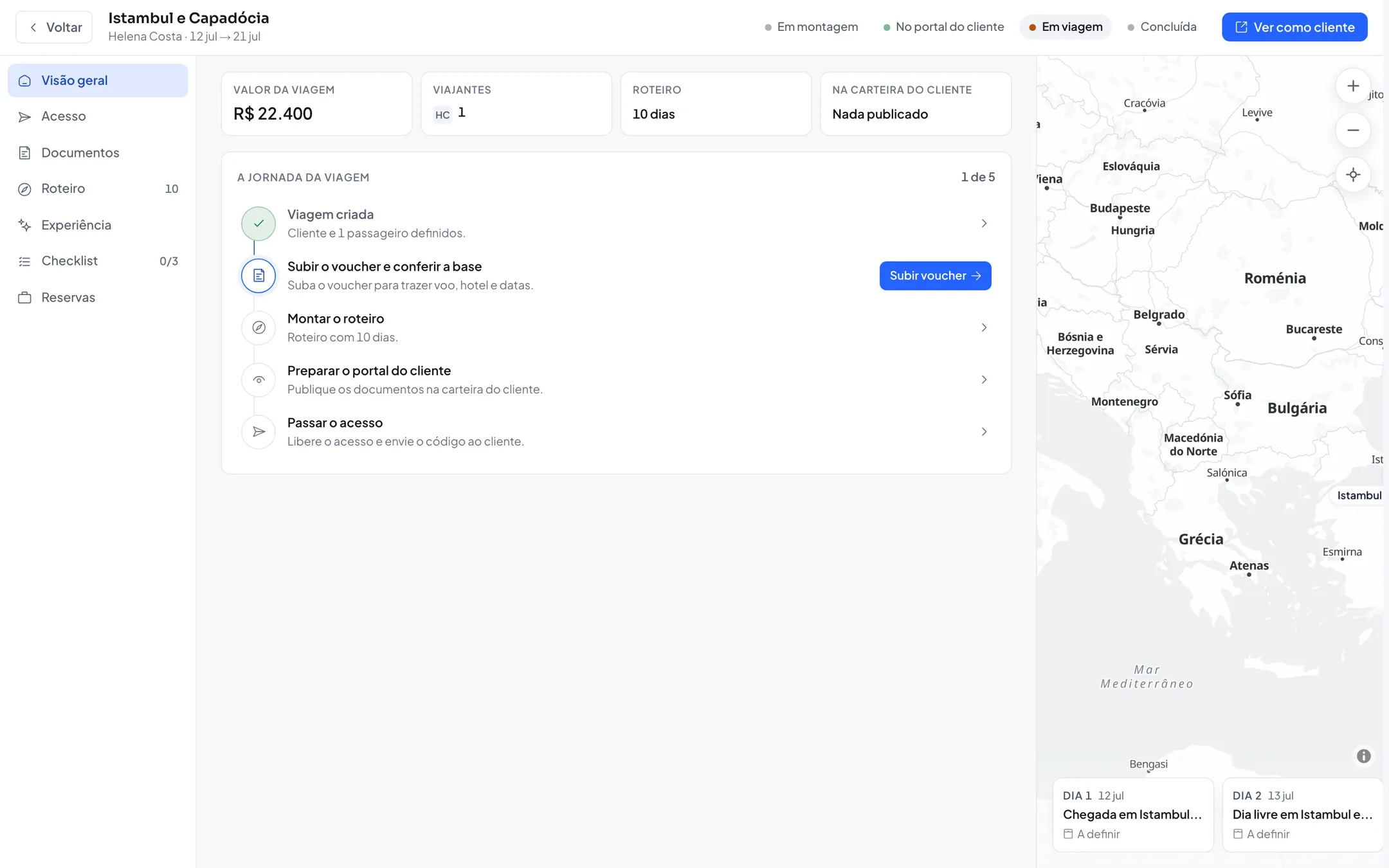 Sala da viagem na viaj., com roteiro, documentos e checklist da viagem no lugar.